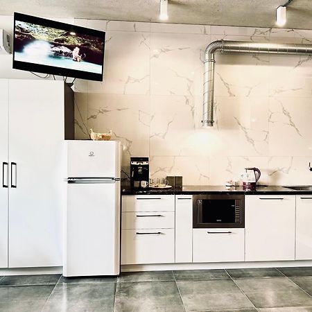 Modern Apartments With A Coffee Machine In The City Center, A View Of The City Riwne Exterior foto
