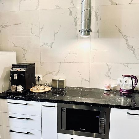 Modern Apartments With A Coffee Machine In The City Center, A View Of The City Riwne Exterior foto