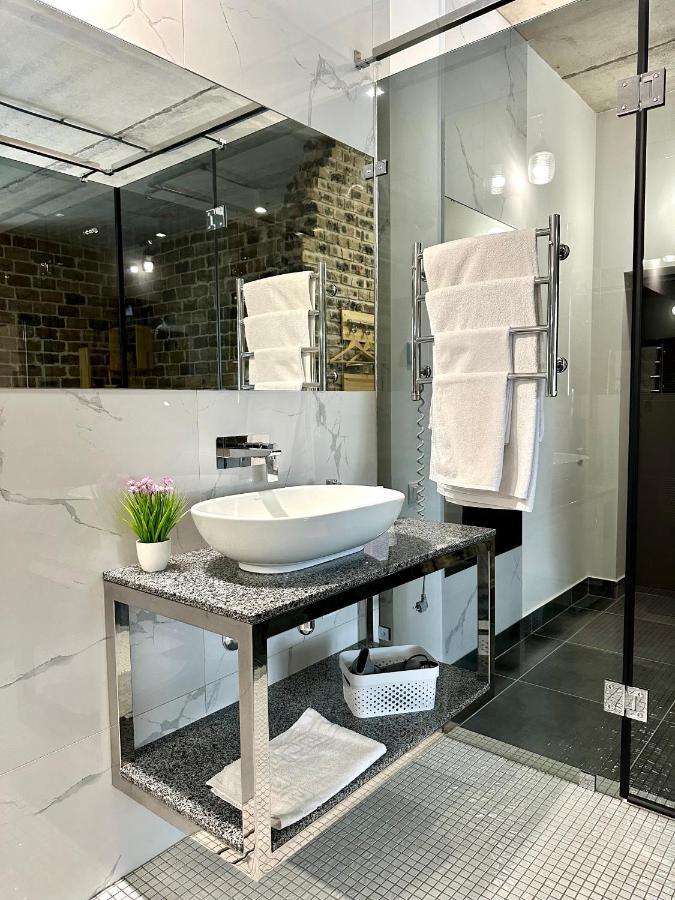 Modern Apartments With A Coffee Machine In The City Center, A View Of The City Riwne Exterior foto
