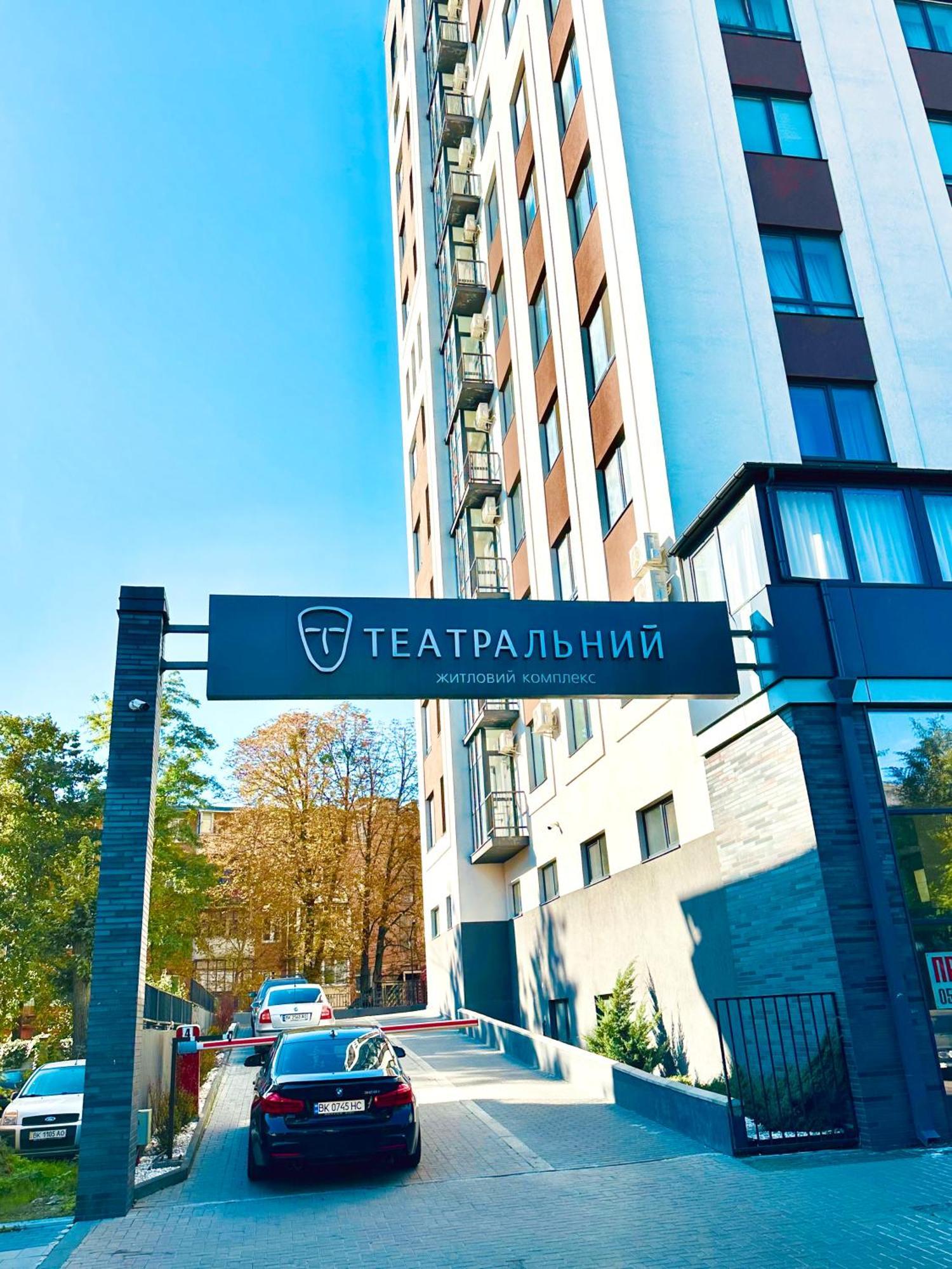 Modern Apartments With A Coffee Machine In The City Center, A View Of The City Riwne Exterior foto