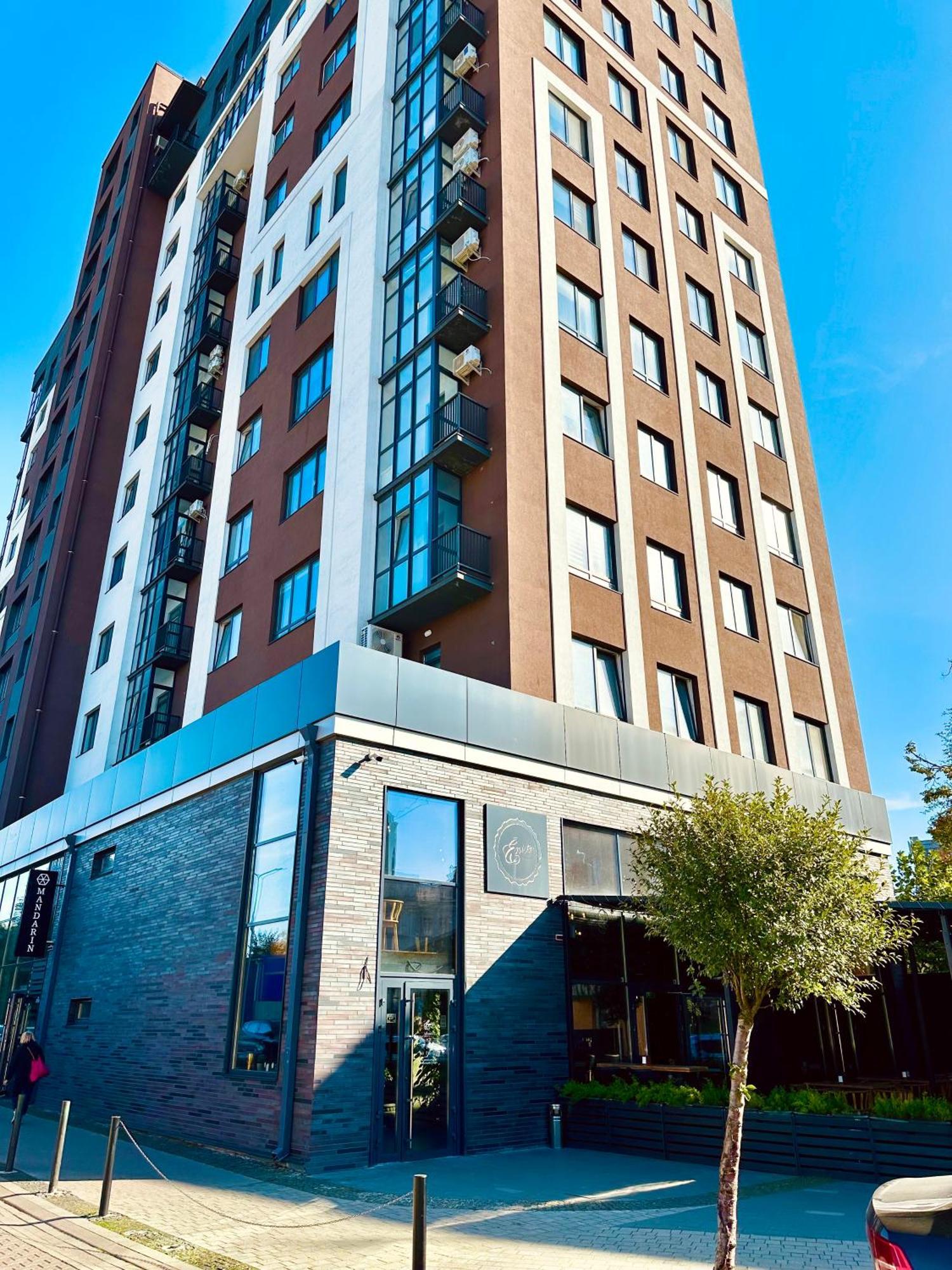 Modern Apartments With A Coffee Machine In The City Center, A View Of The City Riwne Exterior foto