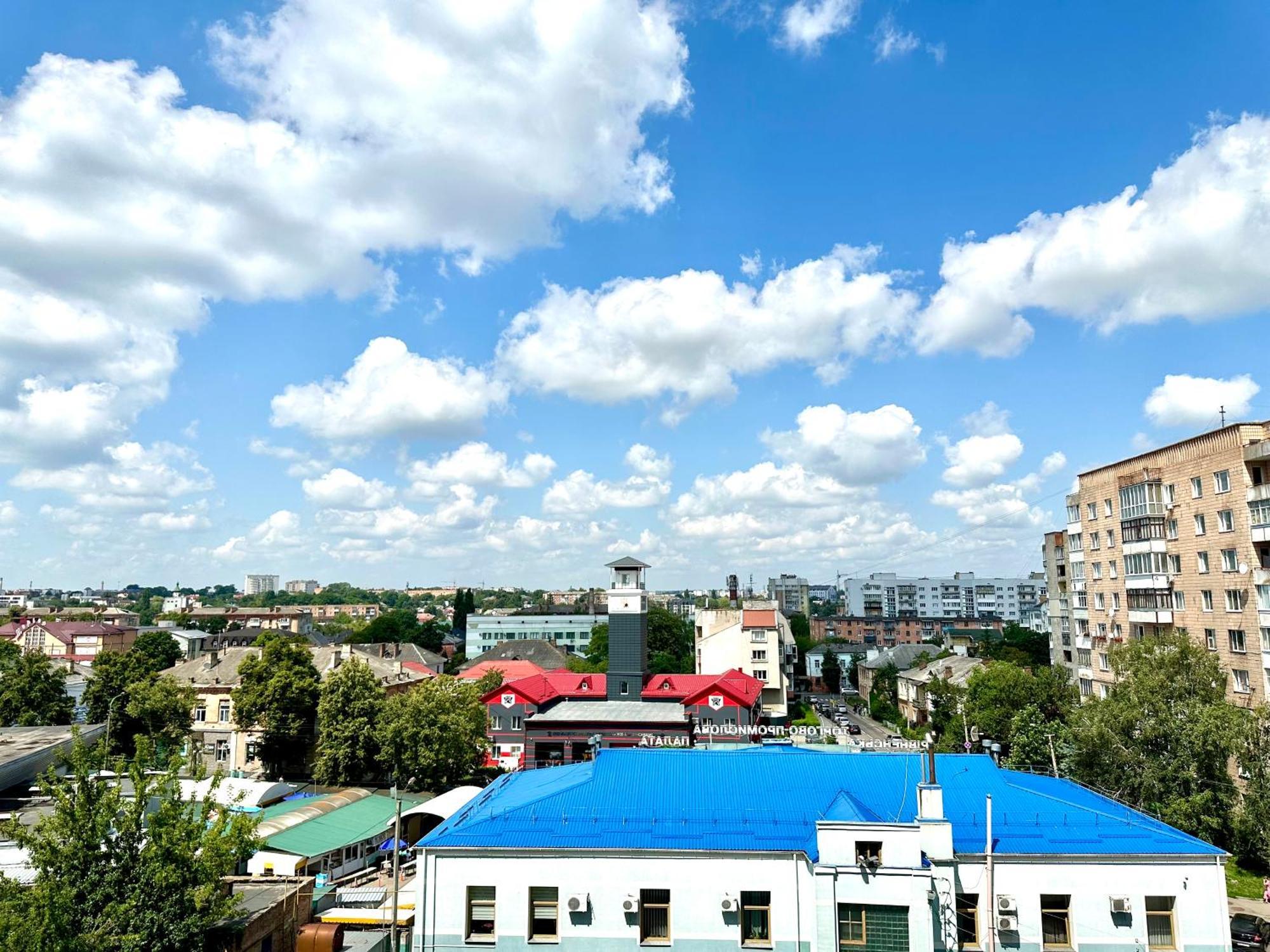 Modern Apartments With A Coffee Machine In The City Center, A View Of The City Riwne Exterior foto
