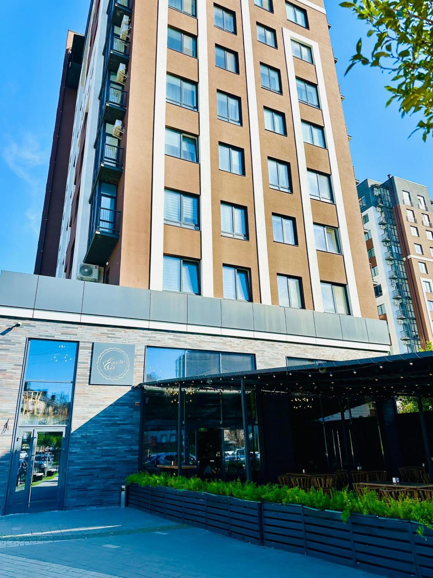 Modern Apartments With A Coffee Machine In The City Center, A View Of The City Riwne Exterior foto