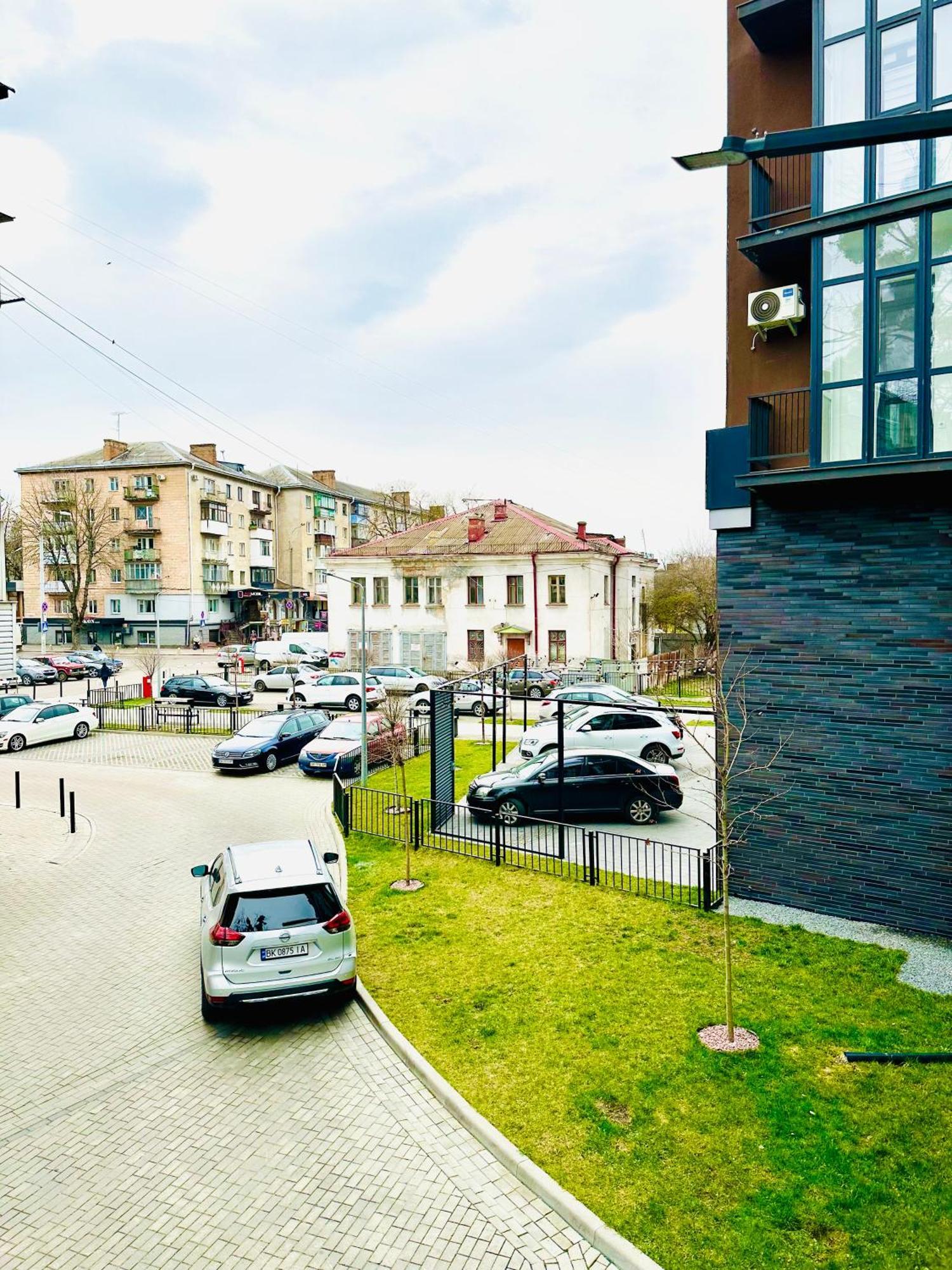 Modern Apartments With A Coffee Machine In The City Center, A View Of The City Riwne Exterior foto