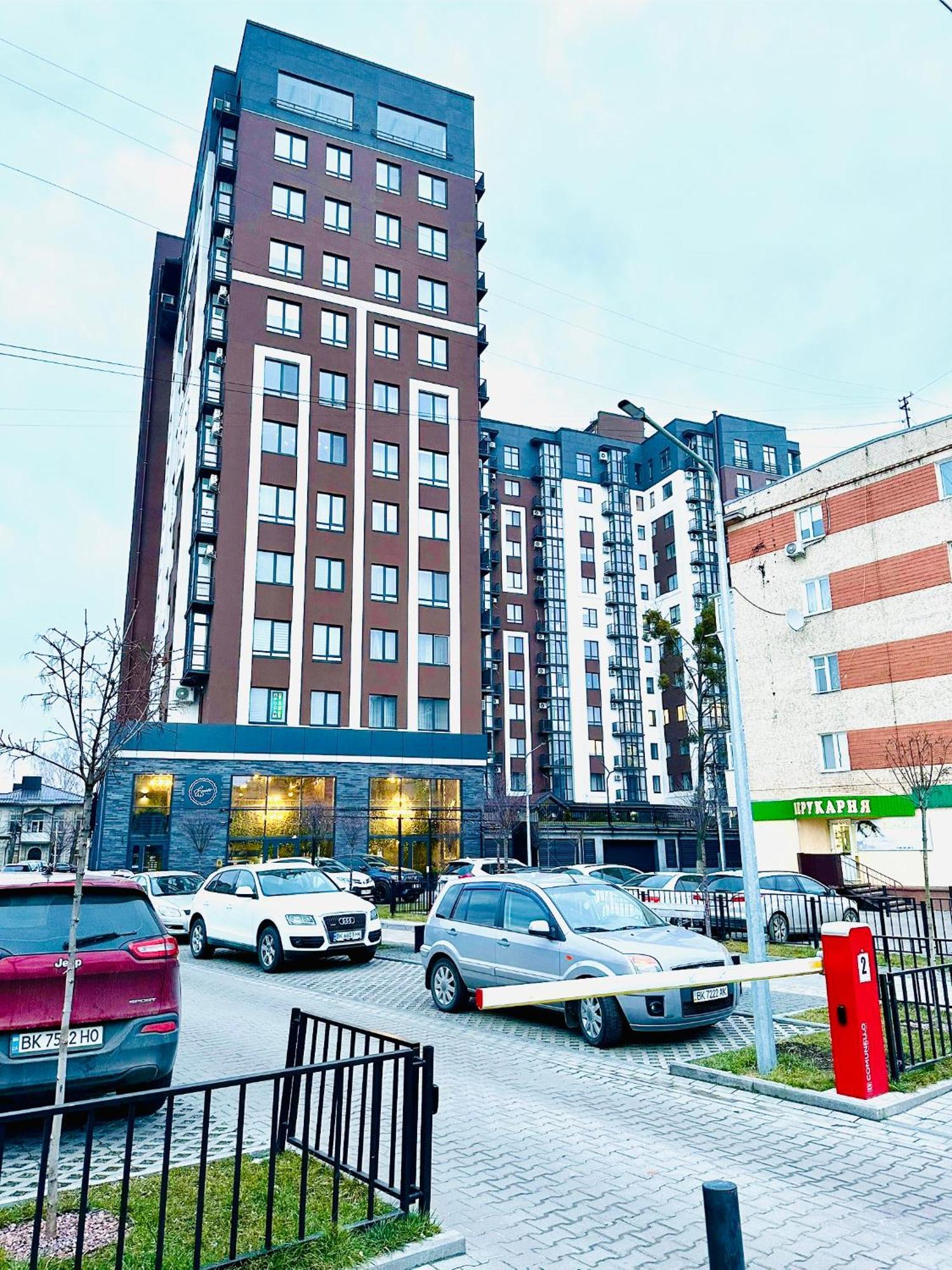 Modern Apartments With A Coffee Machine In The City Center, A View Of The City Riwne Exterior foto