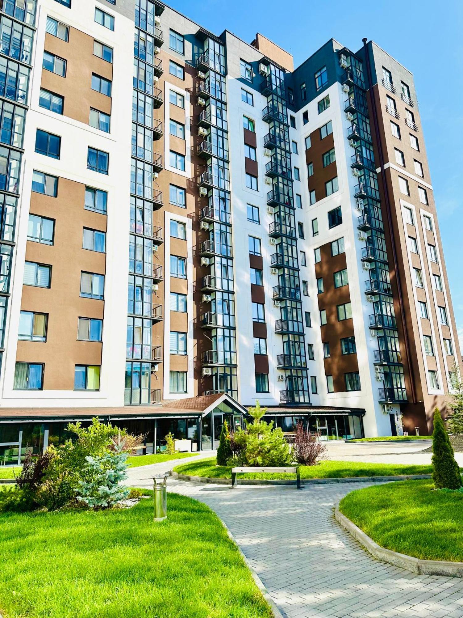 Modern Apartments With A Coffee Machine In The City Center, A View Of The City Riwne Exterior foto