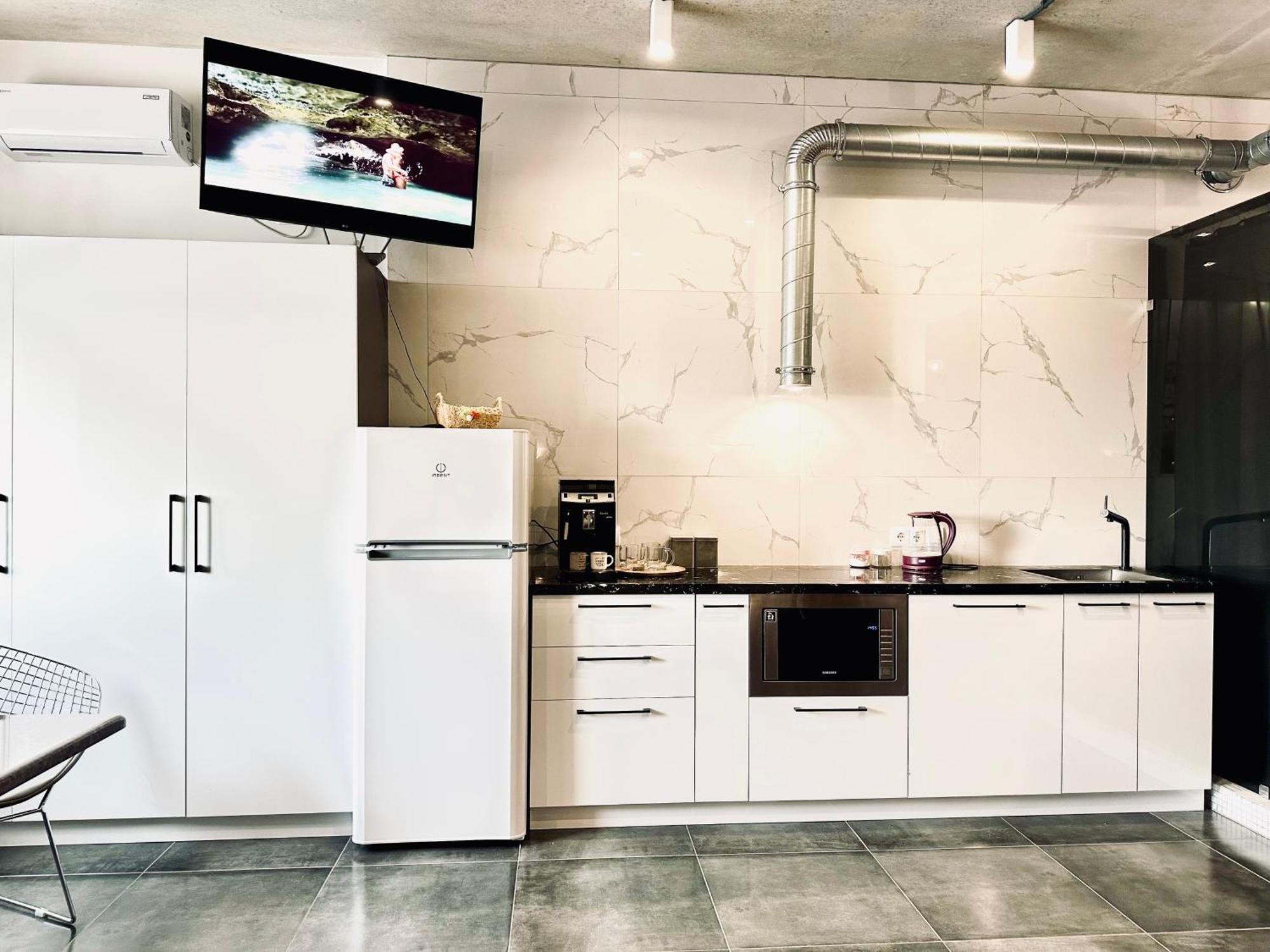 Modern Apartments With A Coffee Machine In The City Center, A View Of The City Riwne Exterior foto