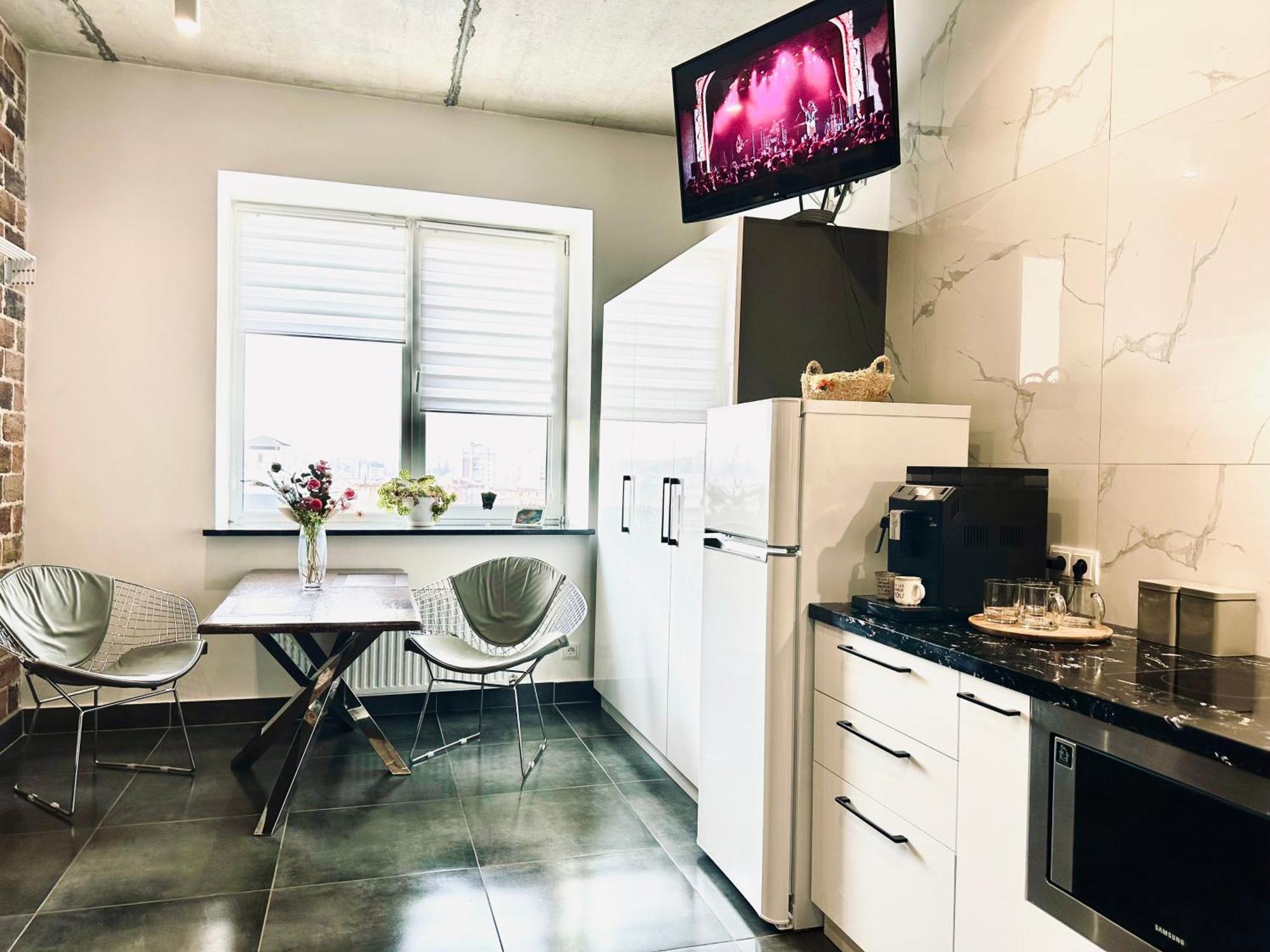 Modern Apartments With A Coffee Machine In The City Center, A View Of The City Riwne Exterior foto