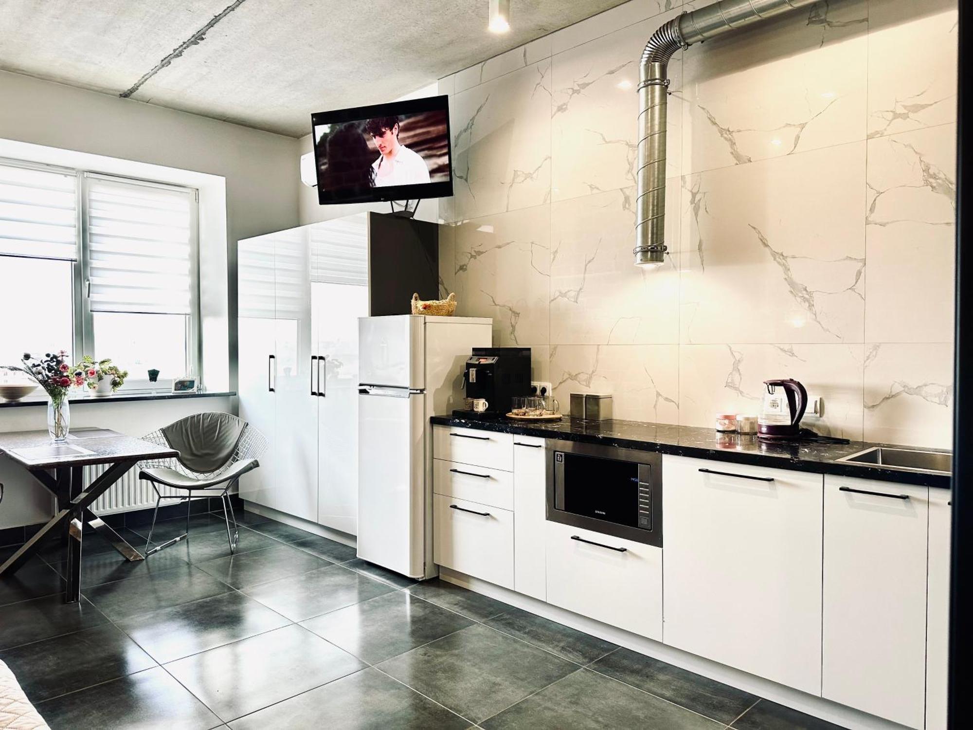 Modern Apartments With A Coffee Machine In The City Center, A View Of The City Riwne Exterior foto