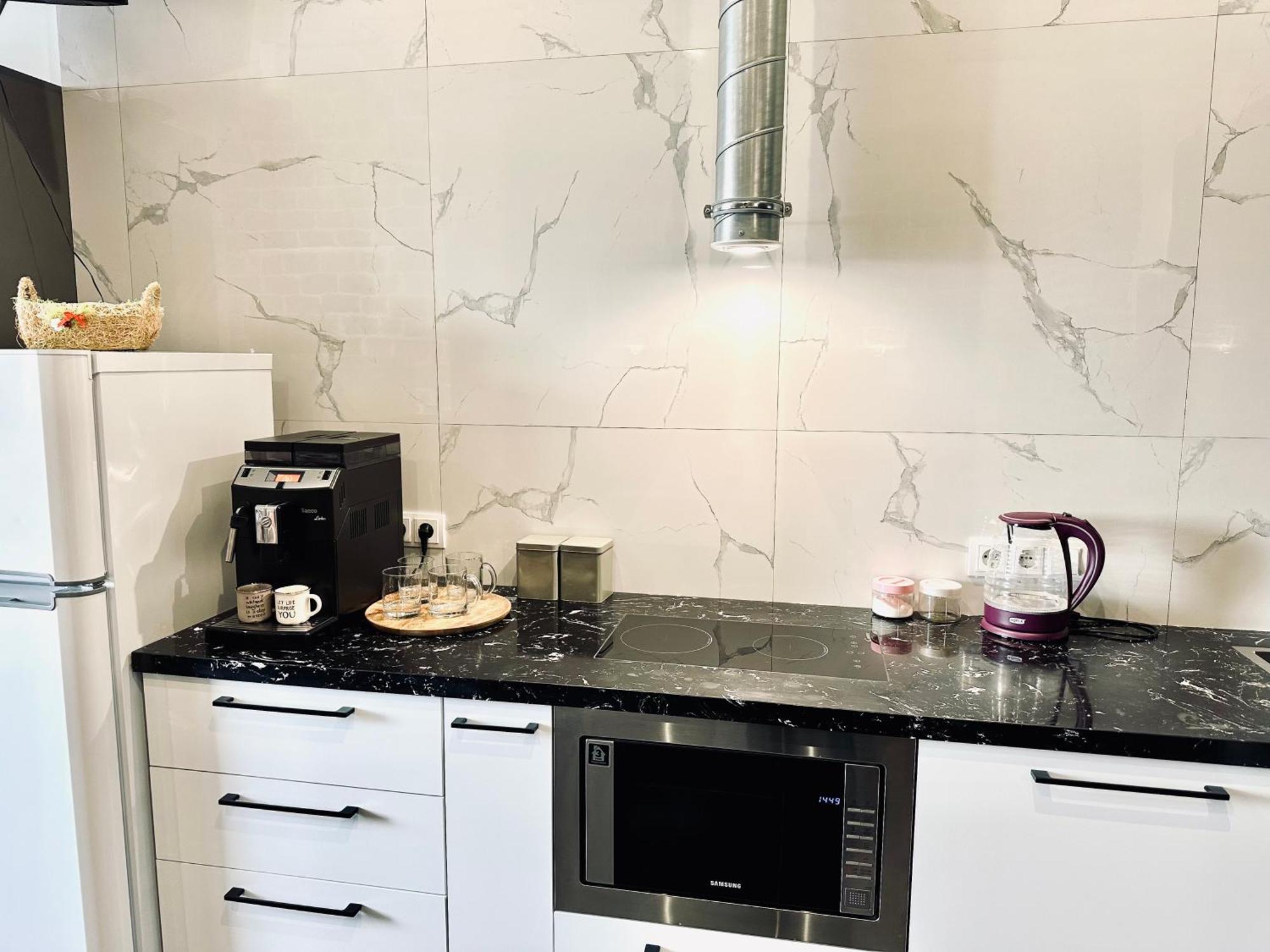 Modern Apartments With A Coffee Machine In The City Center, A View Of The City Riwne Exterior foto