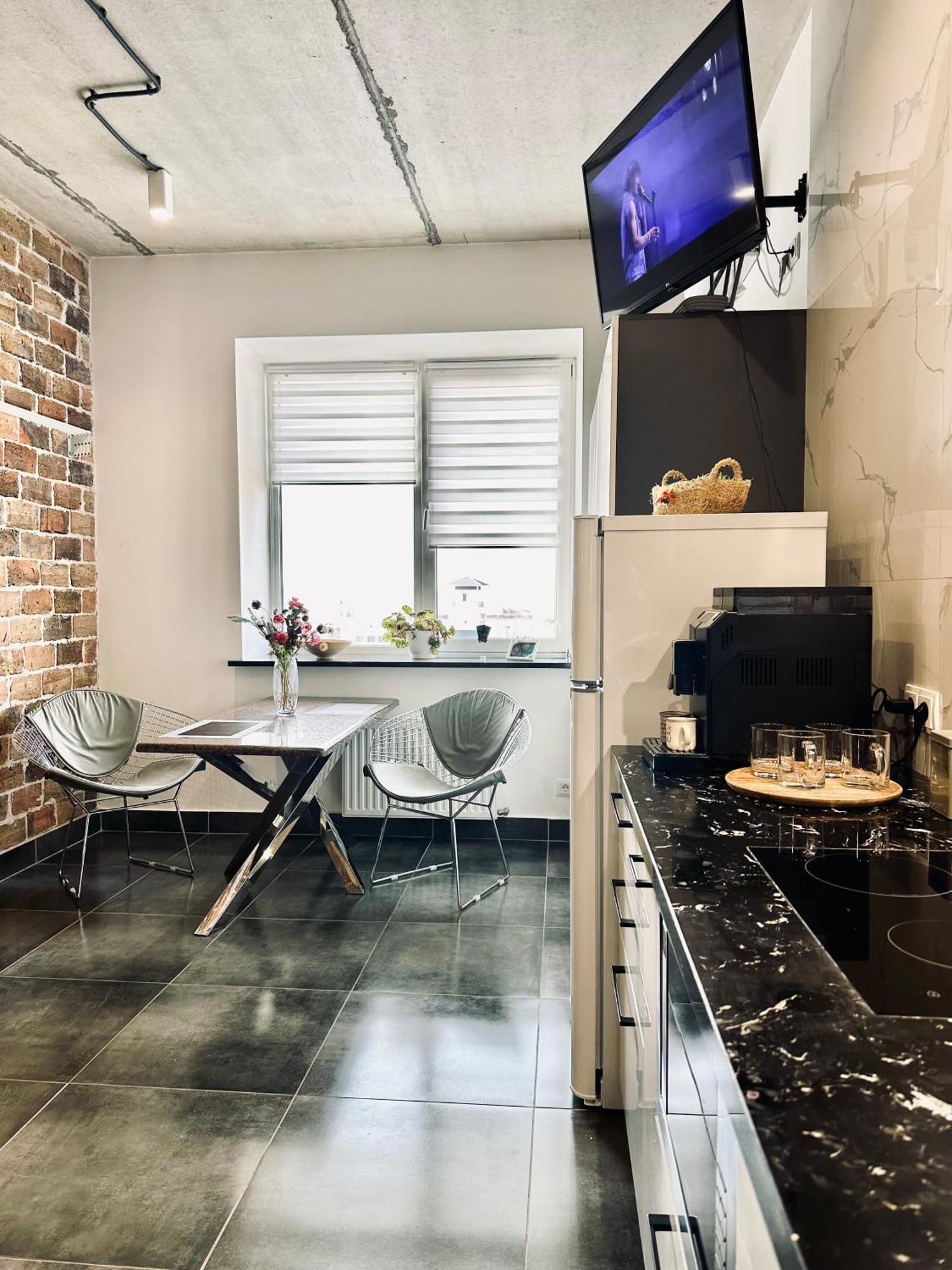 Modern Apartments With A Coffee Machine In The City Center, A View Of The City Riwne Exterior foto