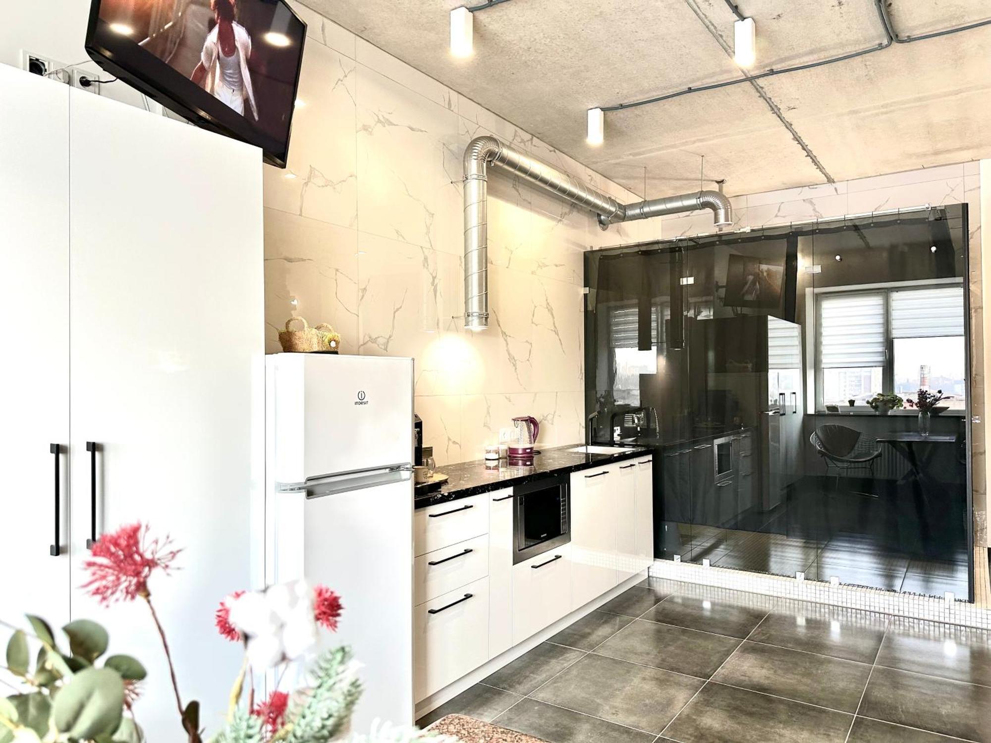 Modern Apartments With A Coffee Machine In The City Center, A View Of The City Riwne Exterior foto